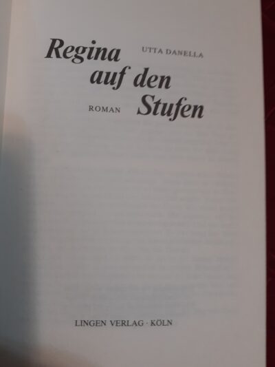 Regina auf den Stufen- Utta Daniela